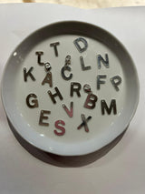 CHARM PLATA LETRA CATALINA