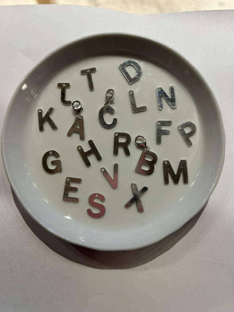 CHARM PLATA LETRA CATALINA