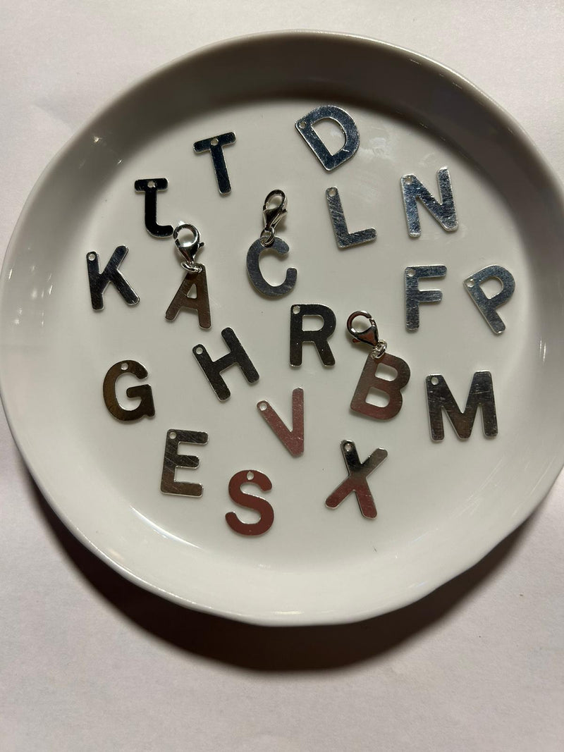CHARM PLATA LETRA CATALINA