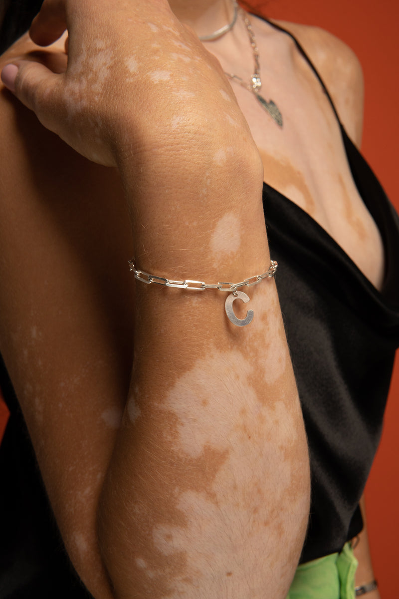 PULSERA PLATA ESLABON LETRA CATALINA