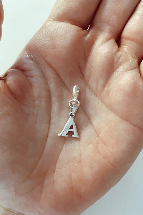 CHARM PLATA LETRA ANTONIA