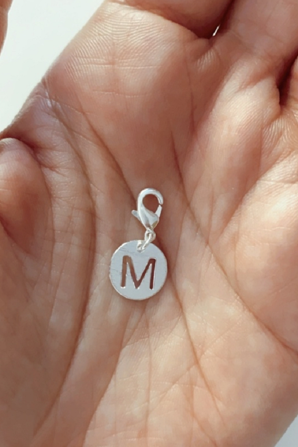 CHARM PLATA LETRA CALA