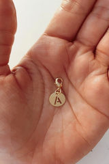 CHARM ORO LETRA CALA